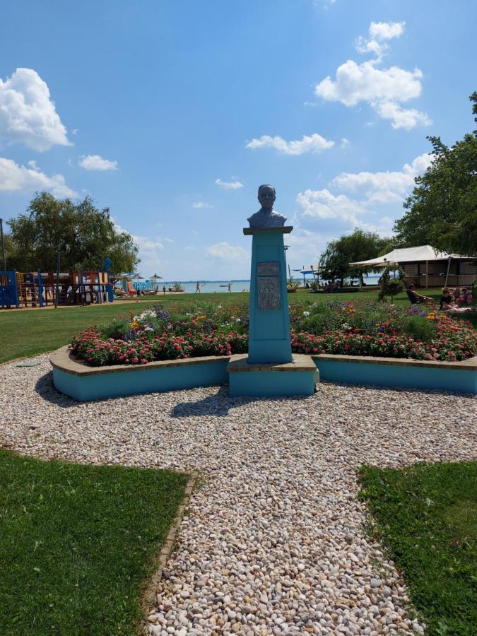Tulipan Bungalow Camping Resort Gyenesdiás Exteriör bild